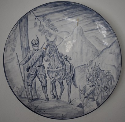 Albisola ceramics Art - Majolica plate with a scene reminiscent of the Alpine troops of the First World War. Hand painted majolica.